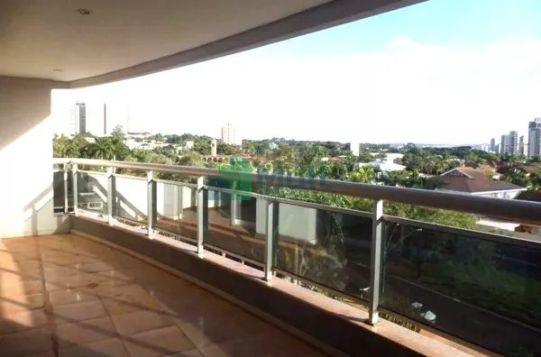 Apartamento de Alto Padrão  com 238m² de área privativa em excelente localização na Av. João Fiusa.