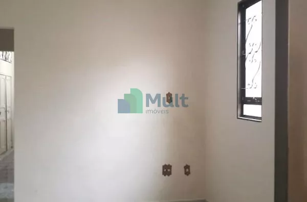 Casa térrea localizada no Bairro Campos Elísios com 104m² de construção.