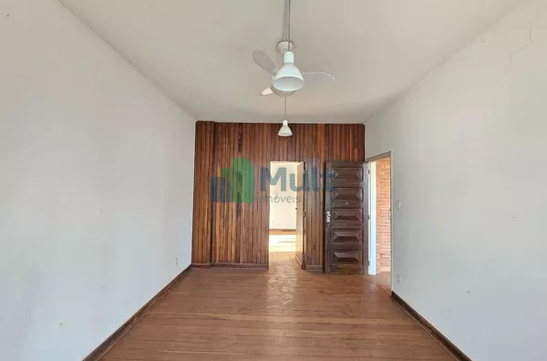 Casa Térrea em excelente localização no Bairro Jd América com terreno de 250m² e 155,64m² de área útil.