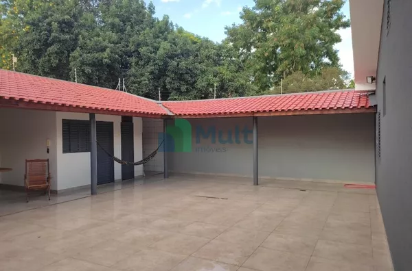 Sobrado em excelente localização no Bairro Ribeirânia, próximo UNAERP com terreno de 437,50m² e  287 m² de construção.