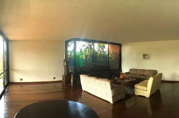 Casa Comercial/Residencial em ótima localização no Bairro Jd. Sumaré com 1135,20m² de terreno e 875,00m² de área útil.