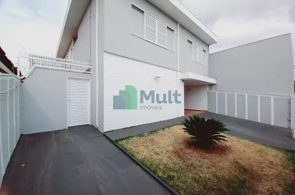 Sobrado em excelente localização no Bairro Jardim América com terreno de 379m² e 354m²de construção, 4 dormitório.