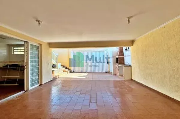Casa em excelente localização no Bairro Jd. Paulistano próximo a avenida 13 de Maio com 259m² de área terreno e 274m² de área construída.