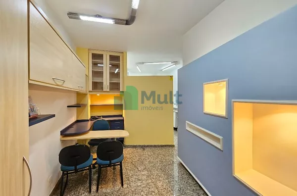 Linda Sala em condomínio fechado, localizada no Bairro Alto da Boa Vista  na Av Independência com 33 m² de área útil.