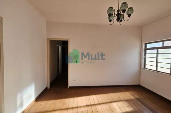 Casa Térrea em excelente localização no Bairro Jd América com terreno de 250m² e 155,64m² de área útil.