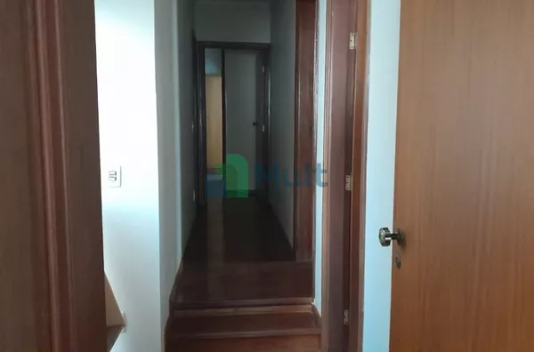 - Casa térrea no bairro Alto da Boa Vista, com 261m² de área construída