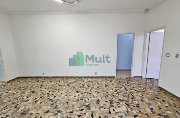 Casa Comercial em excelente localização no Bairro Jd. América, 2 quadras da Av. Presidente Vargas com 227m² de área útil,
