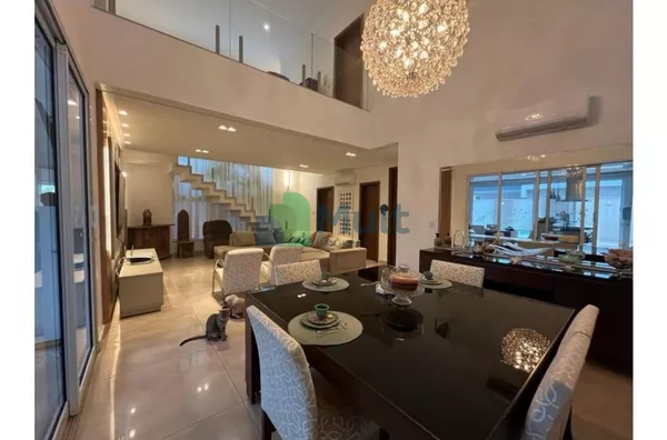 Lindo Sobrado em Condomínio Fechado em ótima localização com terreno de 407,54m² e 266,10 de área útil.