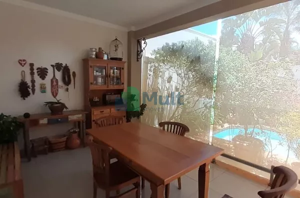 Lindo Sobrado em Condomínio Fechado na Cidade de Bonfim Paulista -SP com 299,14m² de terreno e 290,46m² de área útil.