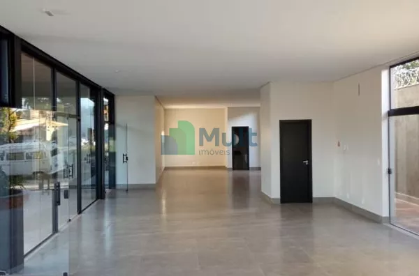 Loja térrea/Espaço corporativo com 180 m² total, localização na Zona Sul.