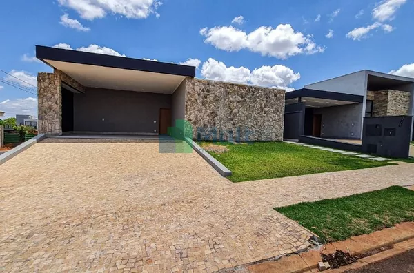 Casa  em Condomínio de Alto Padrão em excelente localização no Residencial Alto do Castelo com 437,98m² de terreno e 229,48m² de área construída.