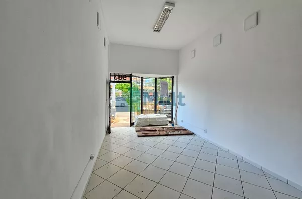 Loja em excelente localização com 85.00 m² de área construída, próximo ao Ribeirão Shopping, a academia Bluefit e Av. Antônio Diederichsen.
