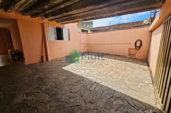 Casa térrea localizada no Bairro Campos Elísios com terreno de 484m² e 174,45m² de construção.