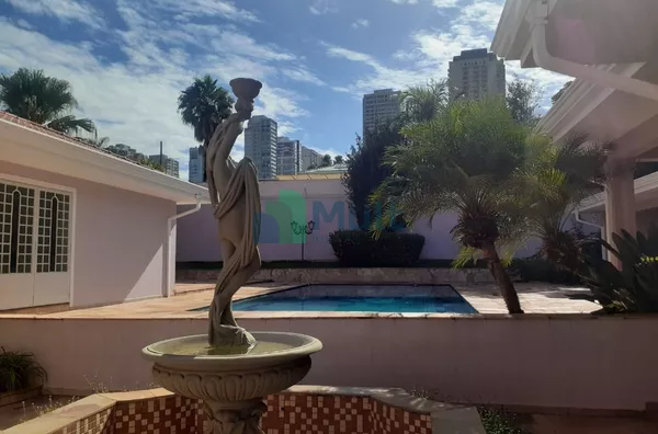 Casa de Alto Padrão em excelente localização na Zona Sul da Cidade de Ribeirão Preto -SP. Área de terreno com 1.279,20m².