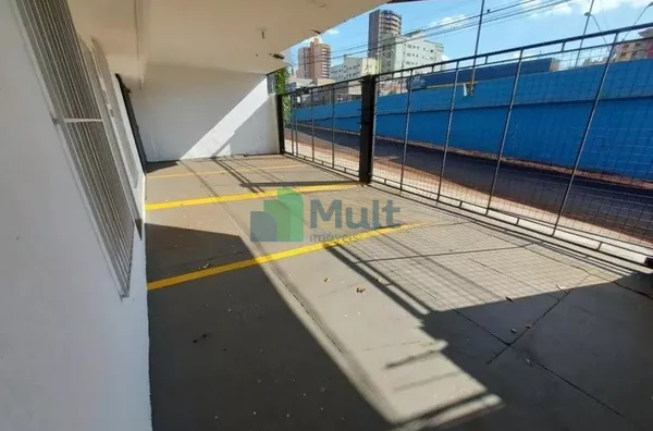Casa Comercial em excelente localização na Av Independência com  alça de acesso a Francisco Junqueira, terreno 468m² e 421m² de área útil.
