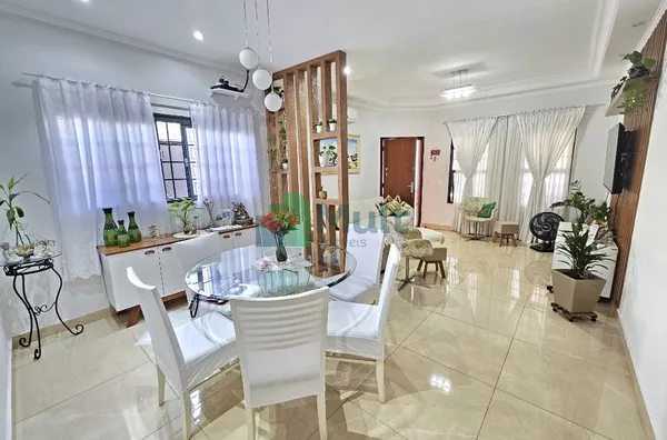 Linda Casa Localizada no Bairro Jardim Antártica com terreno de 270m² e 175,65 m² de construção, 3...