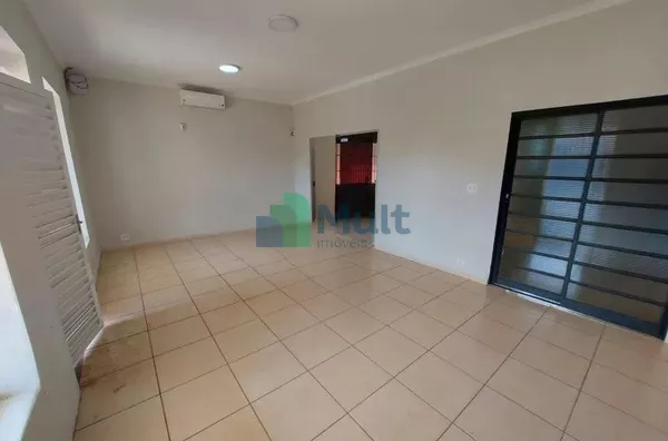 Casa Comercial em excelente localização na Av Independência com  alça de acesso a Francisco Junqueira, terreno 468m² e 421m² de área útil.
