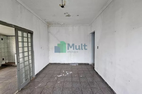 Casa Térrea localizada no Bairro Ipiranga com terreno de 280m² e 200m² de construção.