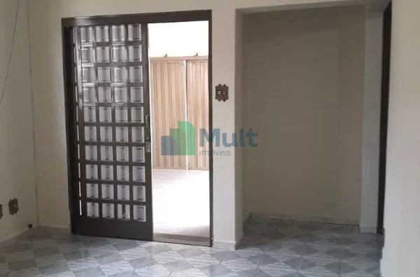 Casa térrea localizada no Bairro Campos Elísios com 104m² de construção.