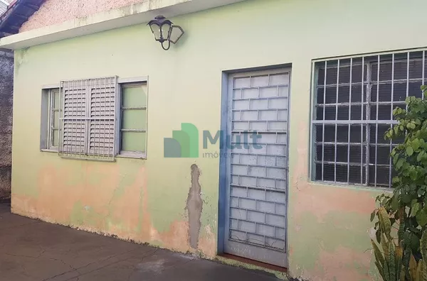 Casa de fundos com 02 dormitórios, sala, cozinha, wc social, quintal, sem garagem.