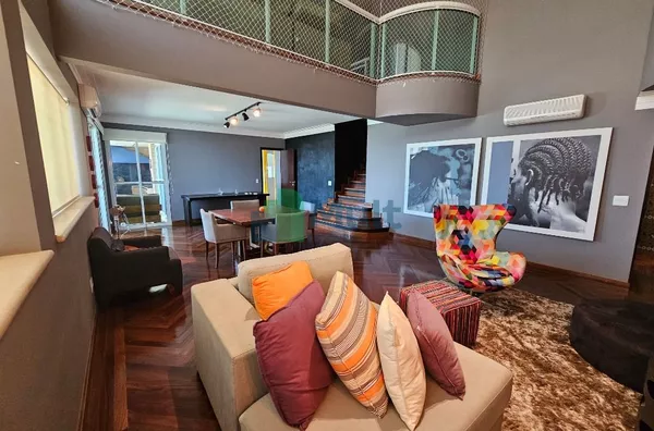 Apartamento duplex mobiliado localizado na Av João Fiusa com 240m² de área privativa.