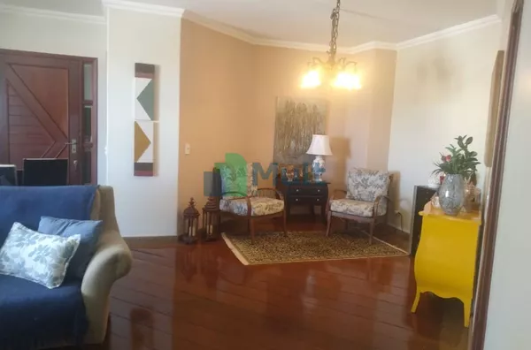 Lindo Apartamento em ótima localização no Bairro Higienópolis com 158m² de área útil.