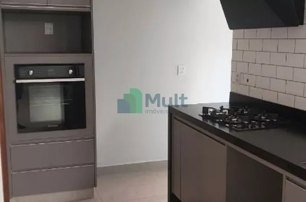 Casa térrea em condomínio com 151m² de área útil e  3 suítes, piscina e varanda gourmet.