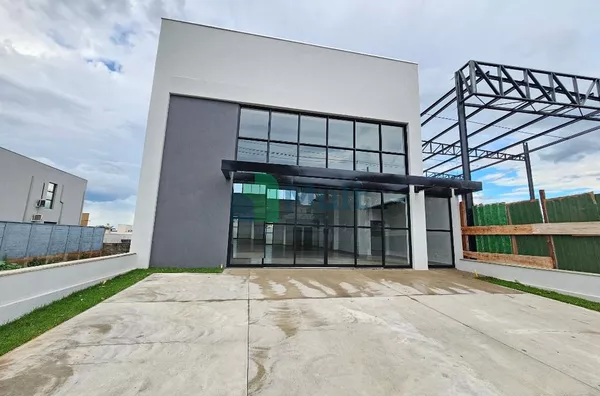 Galpão Comercial Novo em excelente localização próximo ao Condomínio Vila Romana I  e Cia da Luz com 355m² de terreno e 345m² de área construída.