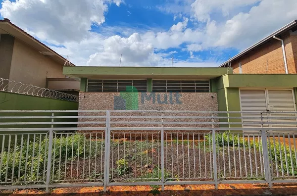 Casa Térrea em excelente localização no Bairro Boulevard com terreno de 460m² e 232,27m² de área construída.