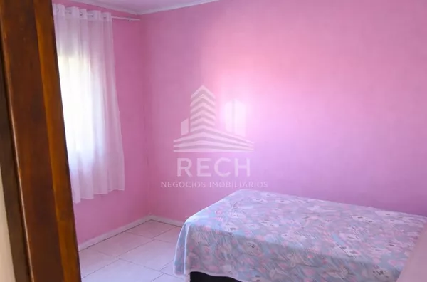 Casa com 03 quartos e terreno amplo