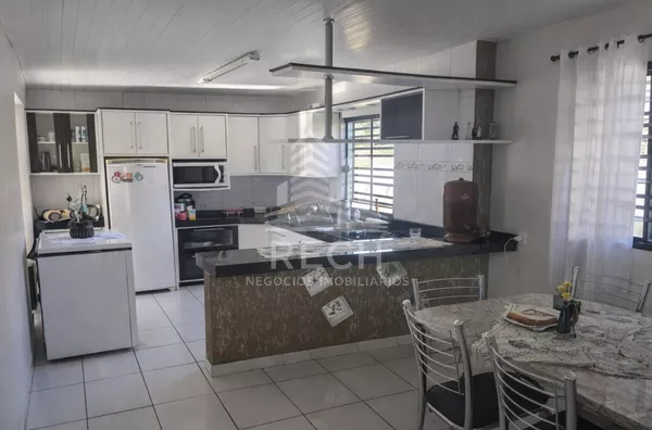 Casa com 03 quartos e terreno amplo