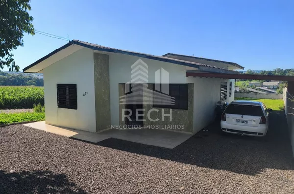 Casa com 03 quartos e terreno amplo