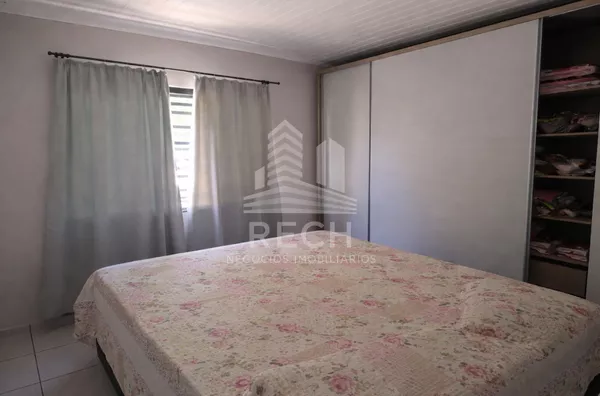 Casa com 03 quartos e terreno amplo