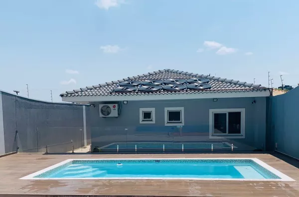 CASA COM PISCINA PARA VENDA NO BAIRRO BOQUEIRÃO