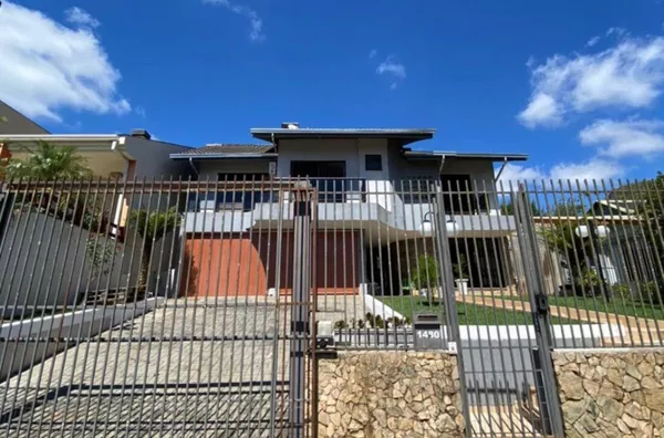 CASA DE ALTO PADRÃO SEMI-MOBILIADA NO BAIRRO PARZIANELLO