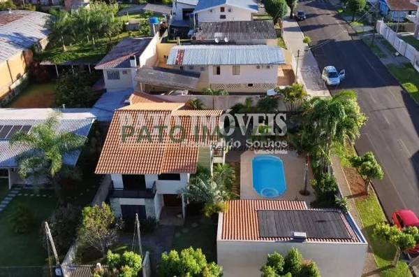 CASA COM PISCINA LOCALIZADA NA REGIÃO CENTRAL DE PATO BRANCO