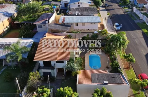 CASA COM PISCINA LOCALIZADA NA REGIÃO CENTRAL DE PATO BRANCO
