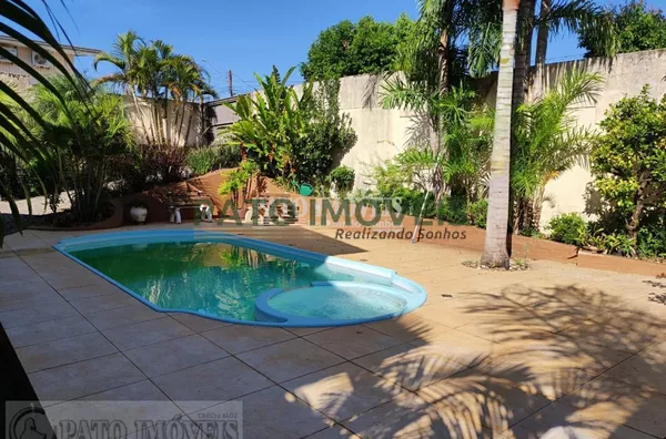 CASA COM PISCINA LOCALIZADA NA REGIÃO CENTRAL DE PATO BRANCO
