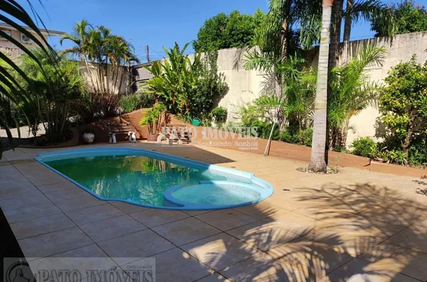 CASA COM PISCINA LOCALIZADA NA REGIÃO CENTRAL DE PATO BRANCO