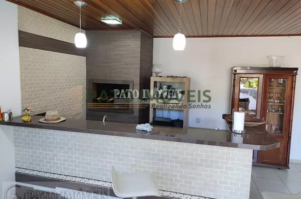 CASA COM PISCINA LOCALIZADA NA REGIÃO CENTRAL DE PATO BRANCO