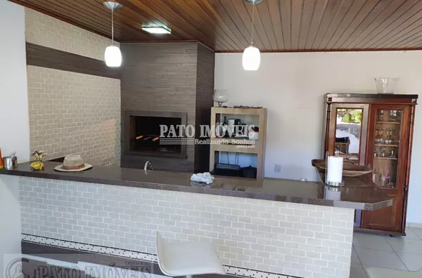CASA COM PISCINA LOCALIZADA NA REGIÃO CENTRAL DE PATO BRANCO