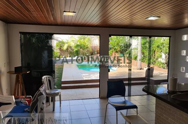 CASA COM PISCINA LOCALIZADA NA REGIÃO CENTRAL DE PATO BRANCO