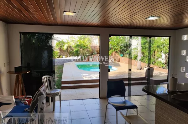 CASA COM PISCINA LOCALIZADA NA REGIÃO CENTRAL DE PATO BRANCO