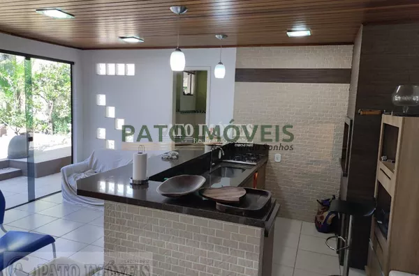 CASA COM PISCINA LOCALIZADA NA REGIÃO CENTRAL DE PATO BRANCO