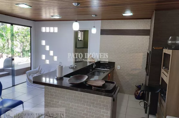 CASA COM PISCINA LOCALIZADA NA REGIÃO CENTRAL DE PATO BRANCO