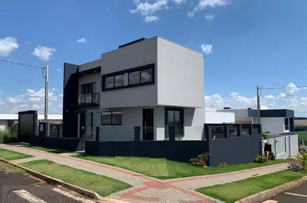 SOBRADO COM EXCELENTE ACABAMENTO NO BAIRRO FRARON