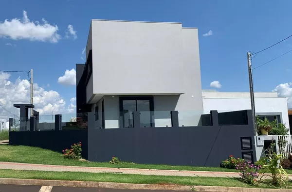 SOBRADO COM EXCELENTE ACABAMENTO NO BAIRRO FRARON