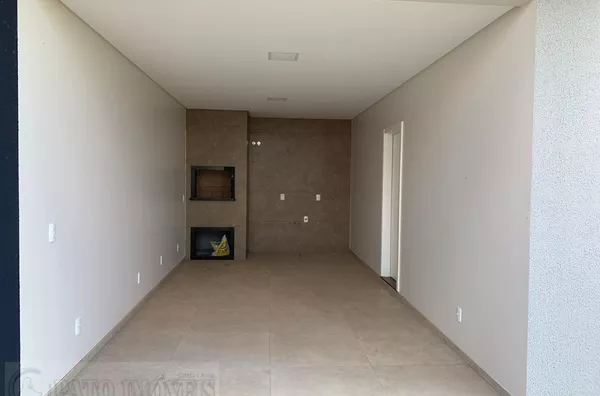 SOBRADO COM EXCELENTE ACABAMENTO NO BAIRRO FRARON