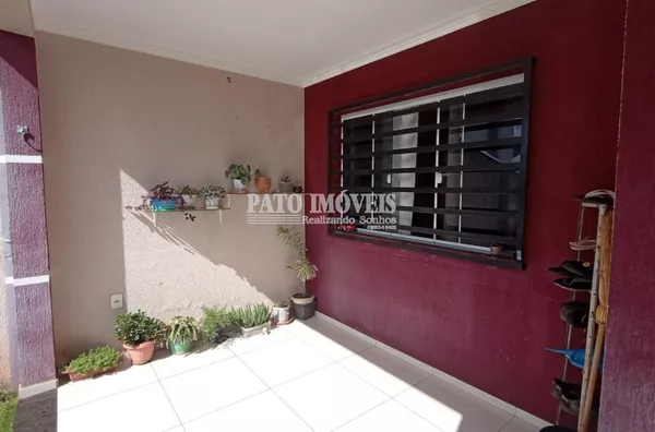 CASA A VENDA COM 04 DORMITÓRIOS NO BAIRRO VENEZA
