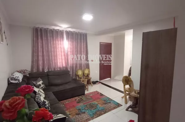 CASA A VENDA COM 04 DORMITÓRIOS NO BAIRRO VENEZA